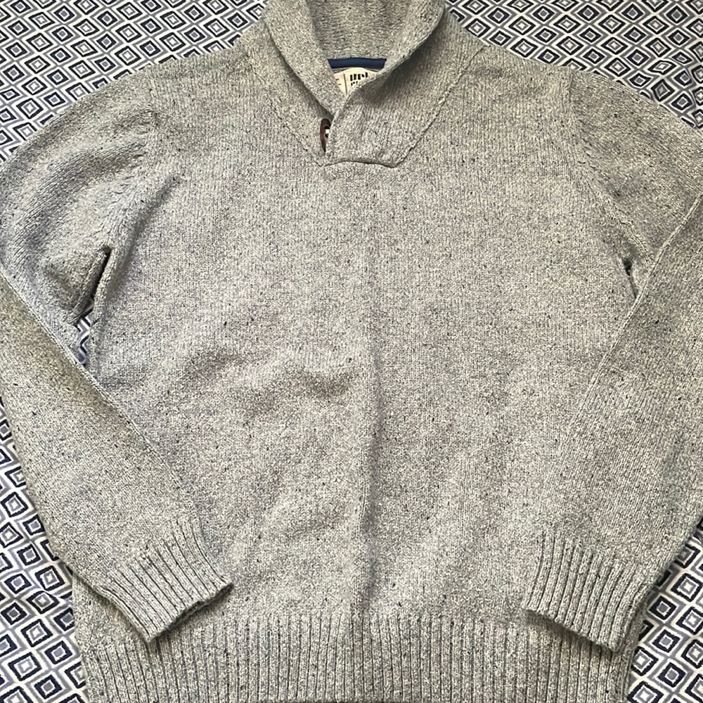 Urban pipeline light gray sweater